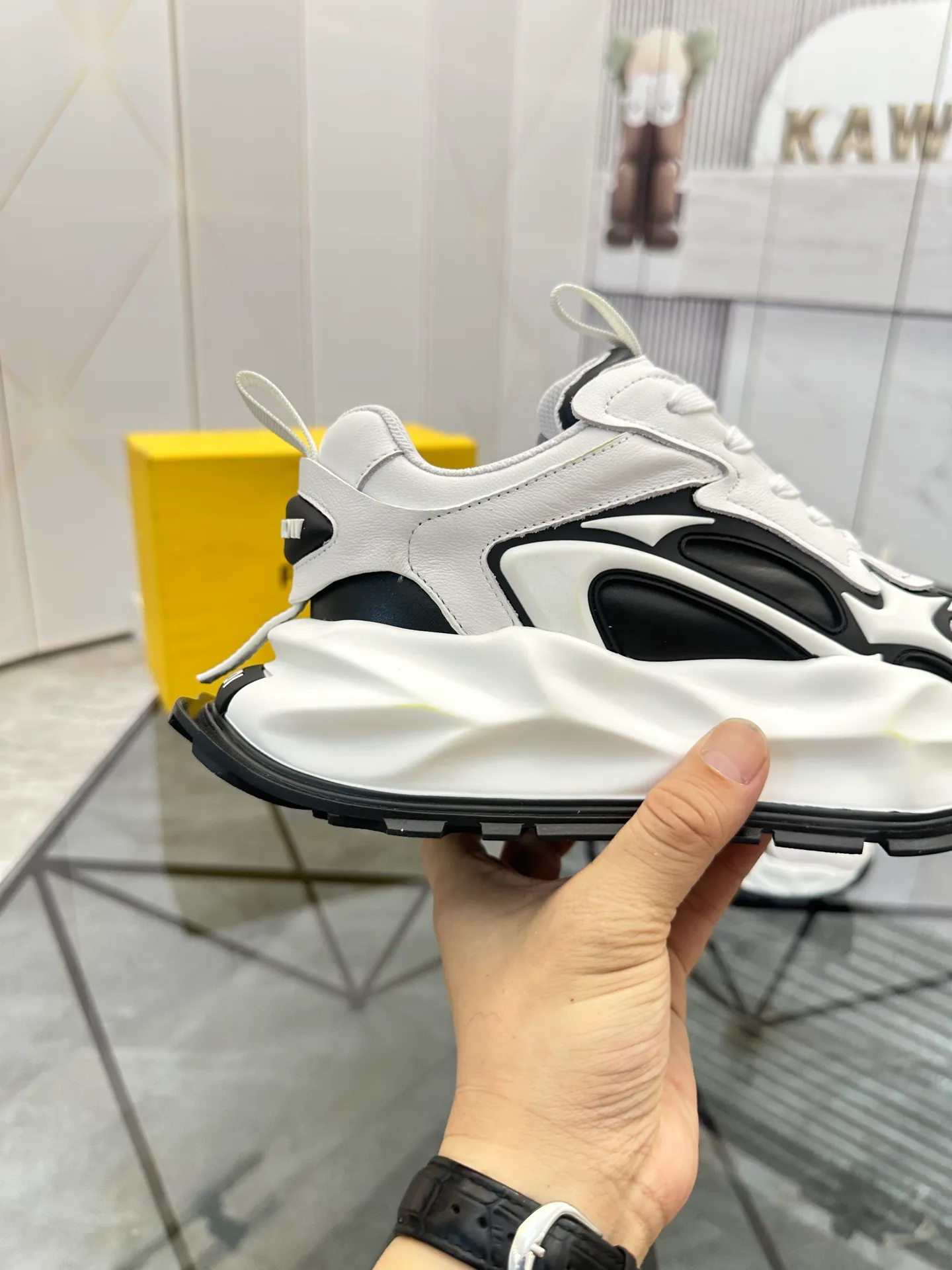 Men's shoes: 💰P580¥ Product trademark: Fendi* "Fendi*" low-top sports shoes Regular size: 39-44 (can be customized to 38.45.46) Product material: imported cowhide upper, breathable lining, original outsole. No.: 0008